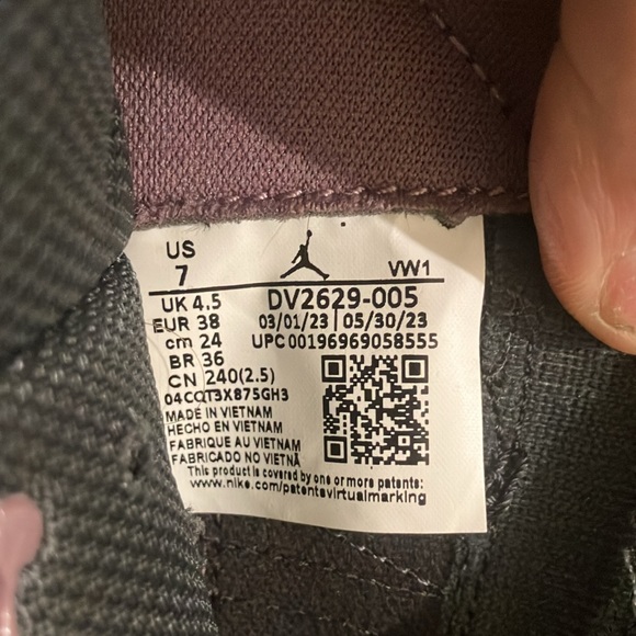 Size 7 Women’s Air Jordan 11 CMFT Low - Picture 8 of 9